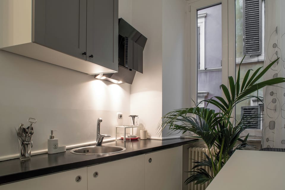 Double Room, 1 Queen Bed, Non Smoking, Private Bathroom | Private kitchen | Mini-fridge, microwave, electric kettle
