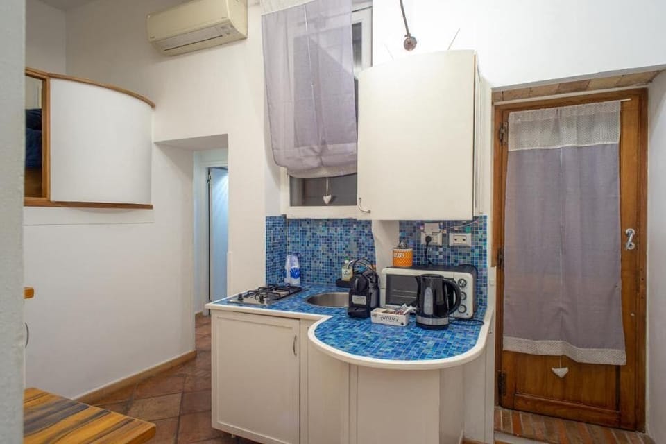 Private kitchen | Mini-fridge, microwave, electric kettle