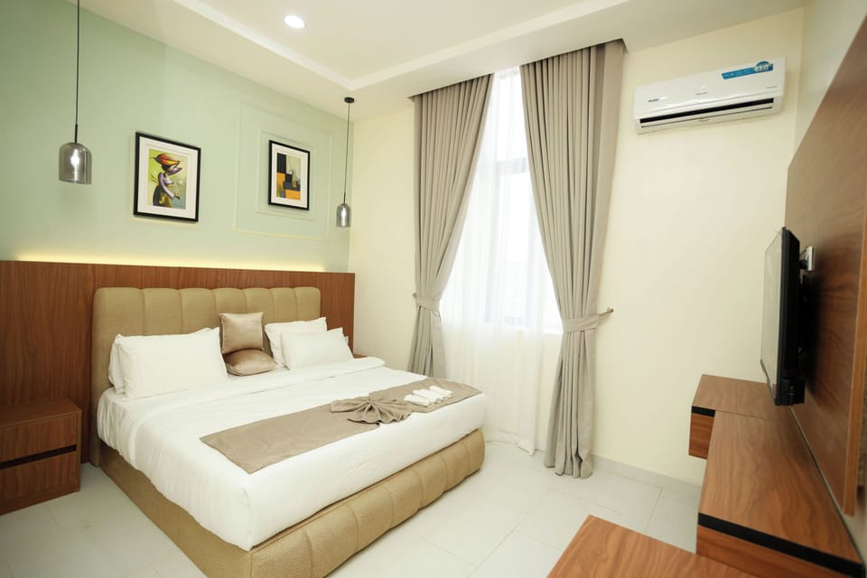 Executive Suite | Desk, laptop workspace, free WiFi