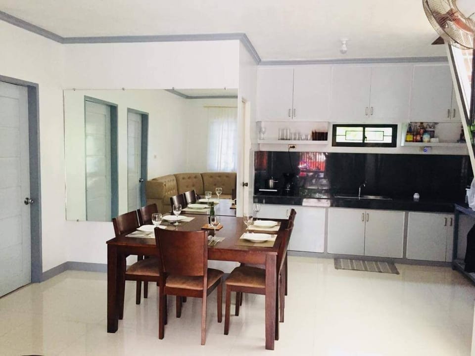 House, 2 Bedrooms, Smoking | Dining room
