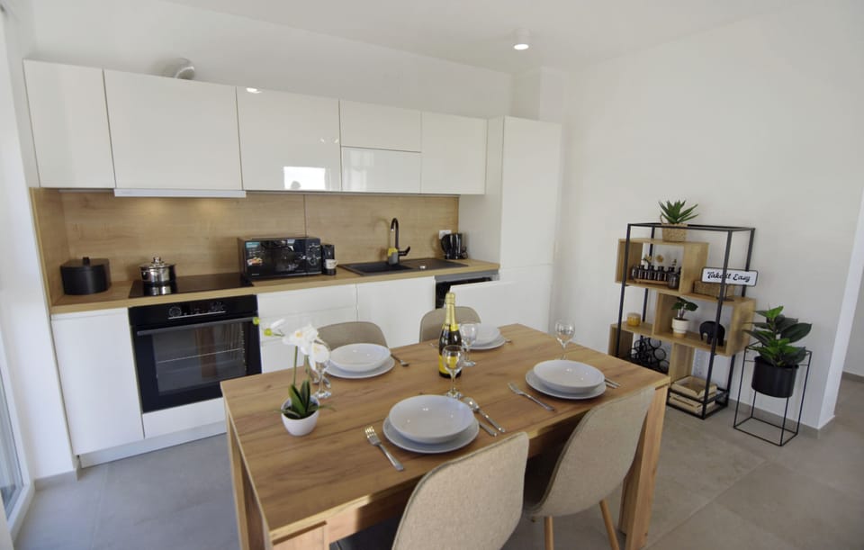 Apartment, 2 Bedrooms, Balcony, City View | Dining room