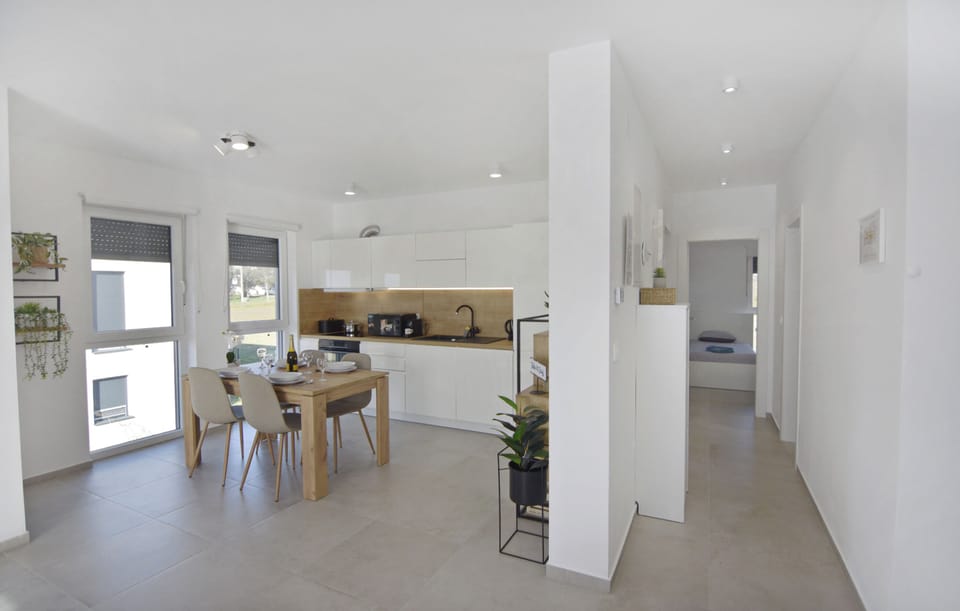 Apartment, 2 Bedrooms, Balcony, City View | Dining room