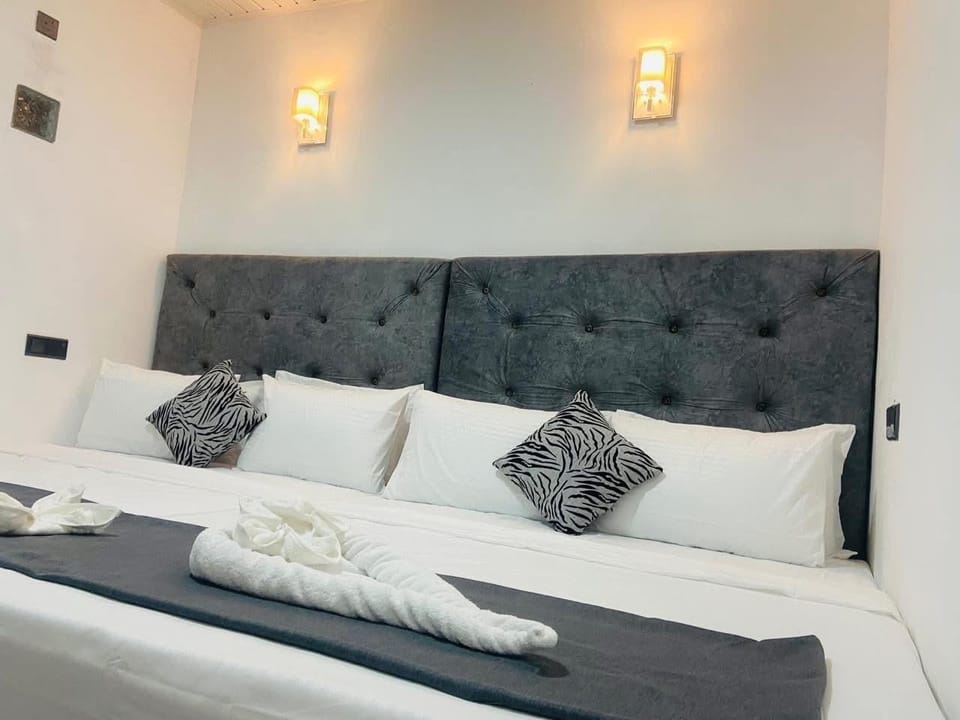 Deluxe Double Room | Iron/ironing board, free WiFi