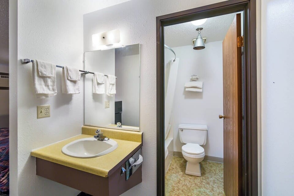 Separate tub and shower, free toiletries, hair dryer, towels