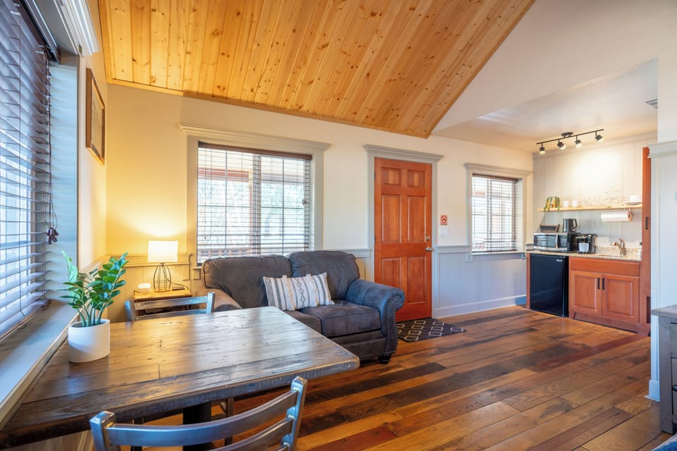 Studio, Roll-in Shower, Mountain View | Courtyard view