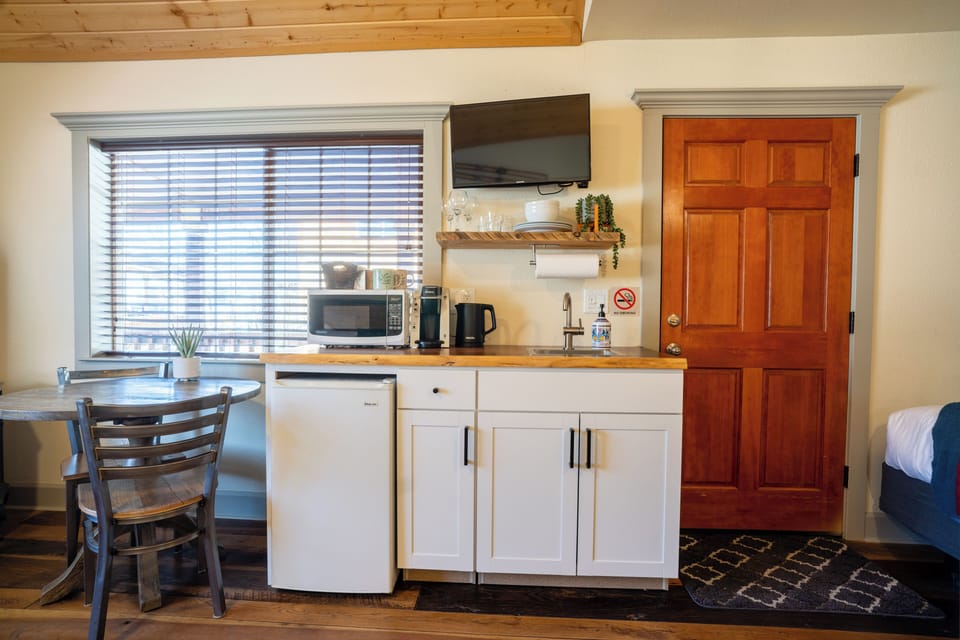 Triple Room, Kitchenette, Courtyard View | Courtyard view