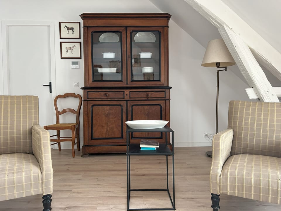 Gite Pavot | Living area | 32-inch flat-screen TV with digital channels