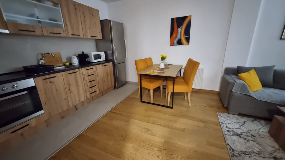 Apartment, 3 Bedrooms, Smoking, Balcony | Living room