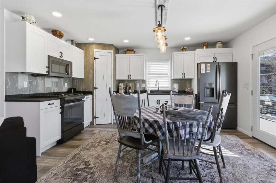 House, Multiple Beds, Patio, City View (Copper Top Retreat) | 2 bedrooms, individually decorated, individually furnished, bed sheets
