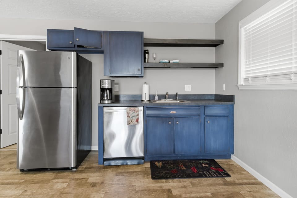House, Multiple Beds, Patio (Shorty's Getaway) | Private kitchen