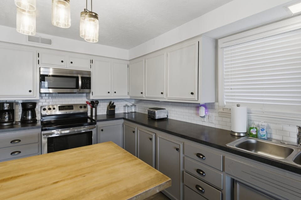 House, Multiple Beds, Patio (Shorty's Getaway) | Private kitchen