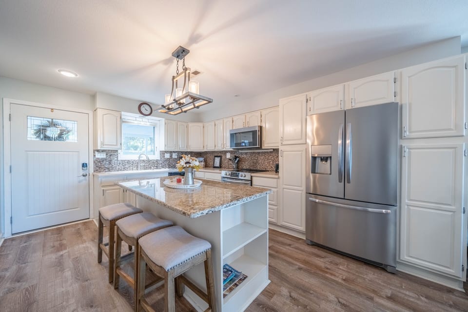 House, Multiple Beds, Patio (LakeHurst Lookout) | Private kitchen
