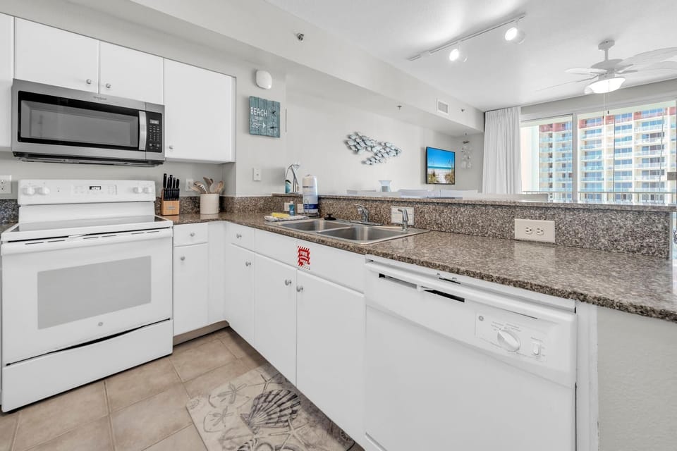 Condo, 1 King Bed with Sofa bed (Shores of Panama 1525) | Private kitchen