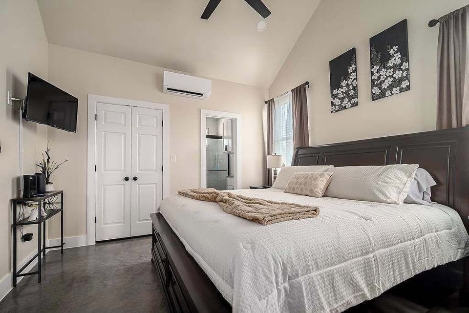 House, 1 King Bed, Hot Tub (1472 W Live Oak #4) | 1 bedroom, individually decorated, individually furnished, bed sheets