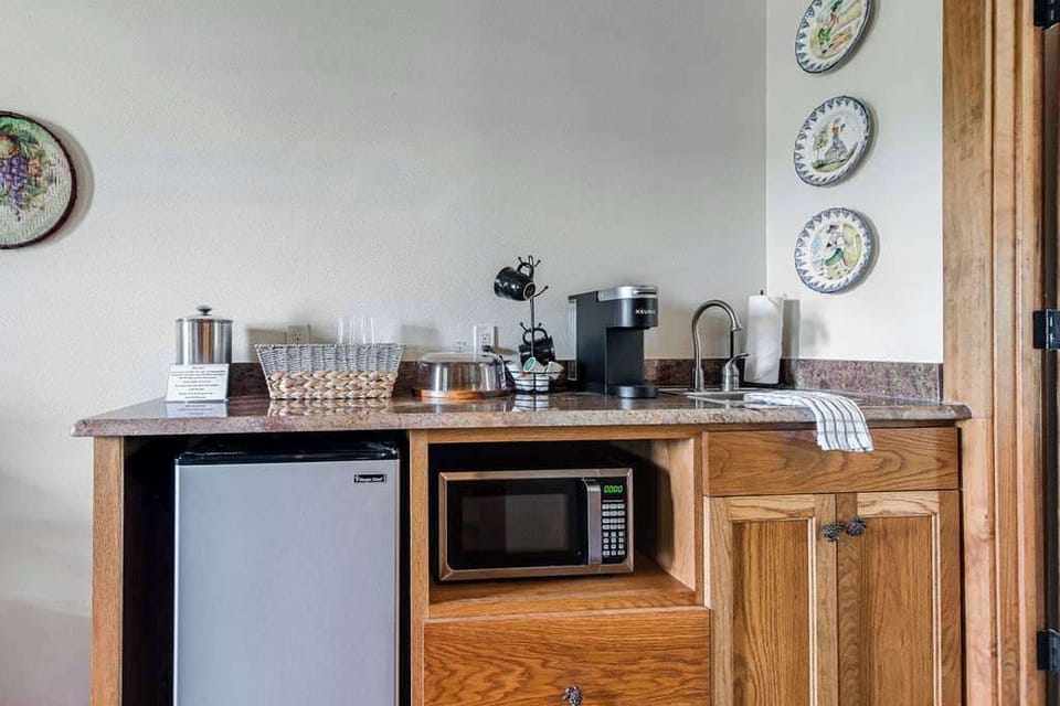 Cabin, 1 King Bed, Patio, Garden View (9996 US-290 Messina) | Private kitchen