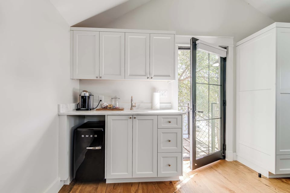 Apartment, 1 King Bed, Kitchenette (508 E Creek St) | Private kitchen