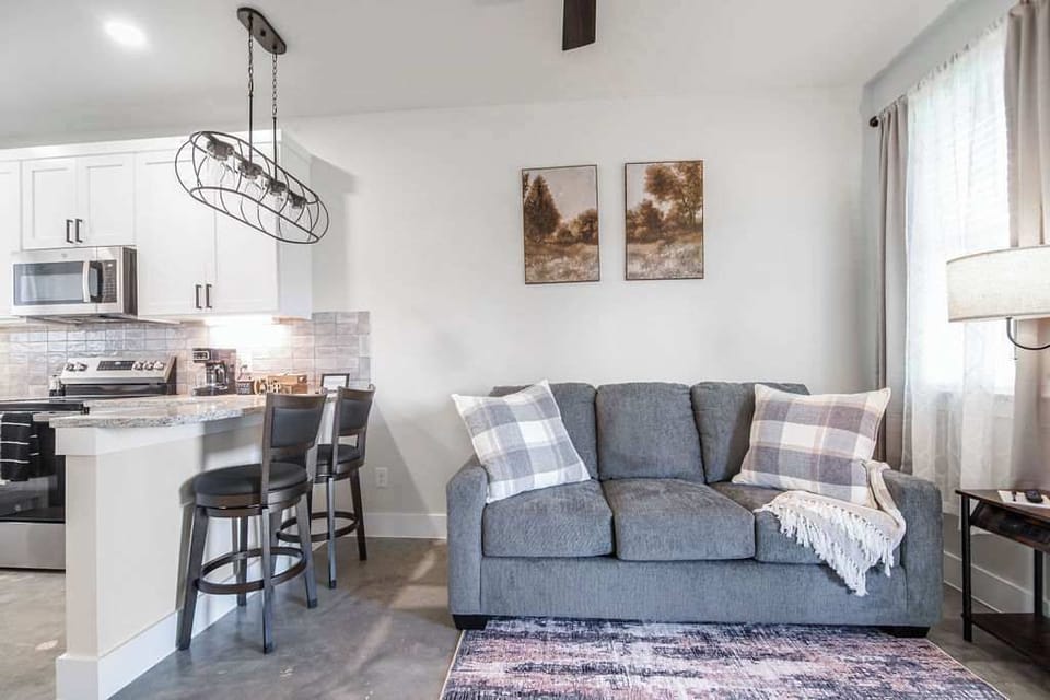 House, 1 King Bed, Hot Tub, Garden View (1472 W Live Oak #5) | Living area