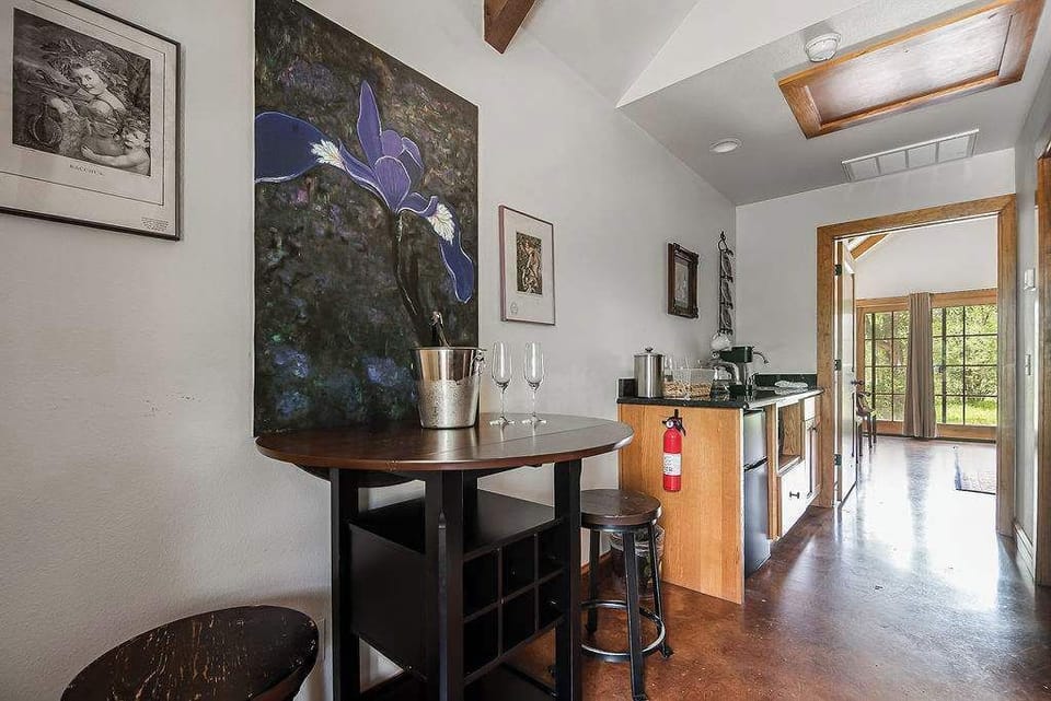 House, 2 Queen Beds, Patio (9996 US-290 Paris) | 1 bedroom, individually decorated, individually furnished, bed sheets