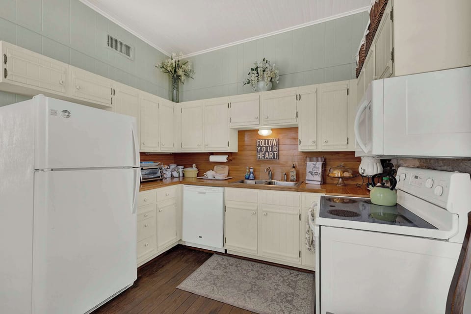 House, Multiple Beds, Balcony (101 N Orange - Combo) | Private kitchen