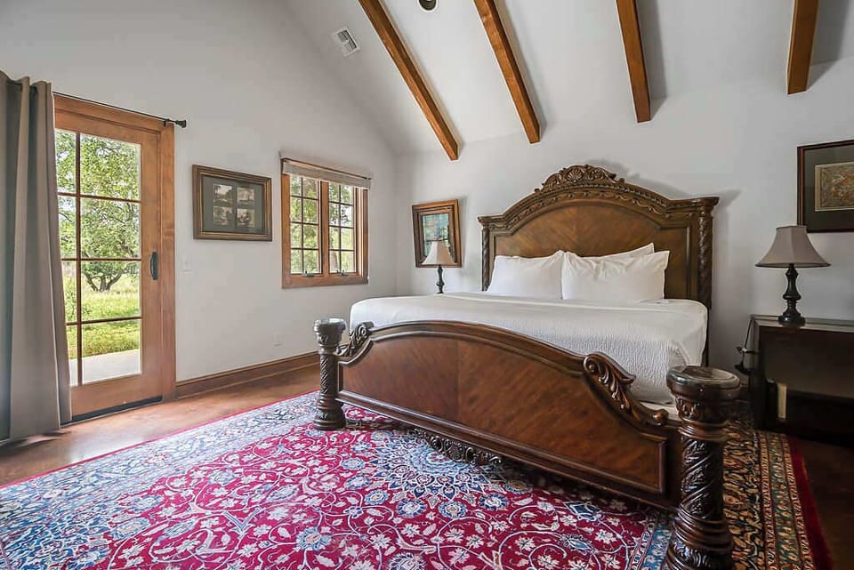House, 1 King Bed, Patio, Garden View (9996 US-290 Hof) | 1 bedroom, individually decorated, individually furnished, bed sheets