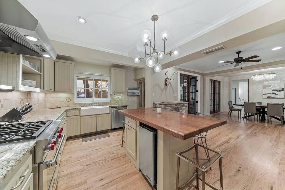 House, Multiple Beds, Jetted Tub, Pool View (309  E Travis) | Private kitchen