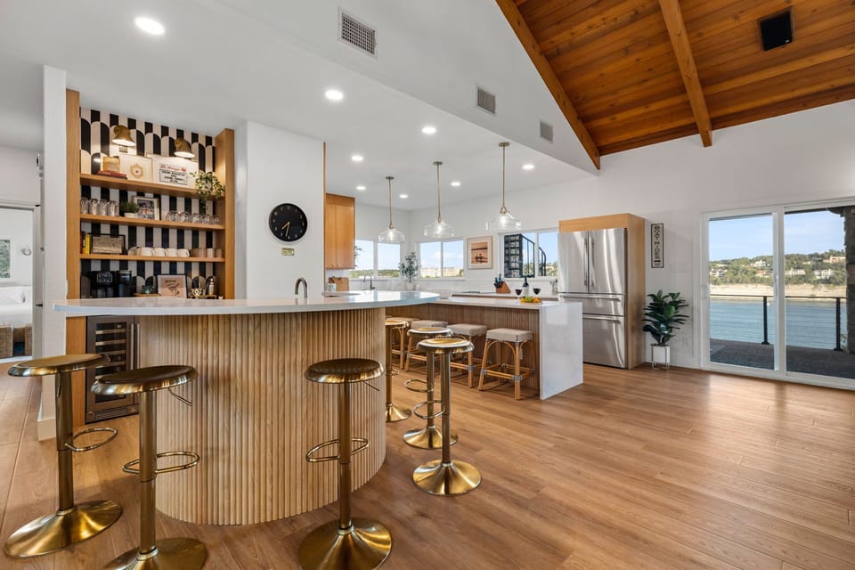 House, Multiple Beds, Hot Tub (18403 Lakepoint Circ) | Private kitchen