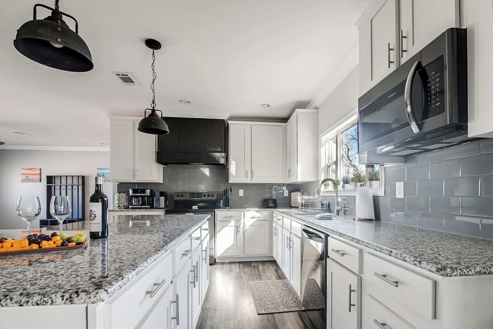 House, Multiple Beds, Patio (7994 W US-290) | Private kitchen
