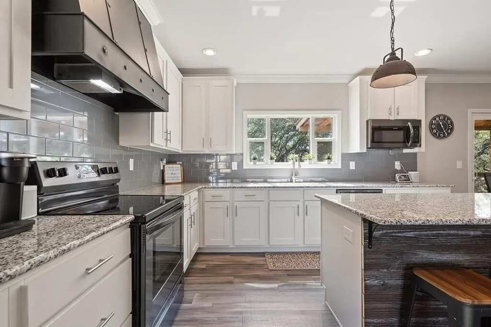 House, Multiple Beds, Patio (7994 W US-290) | Private kitchen