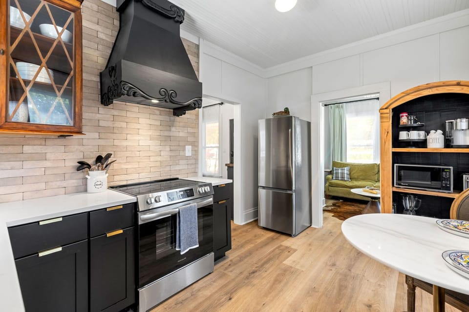 House, 1 Queen Bed, Patio, Garden View (206 W Pecan) | Private kitchen