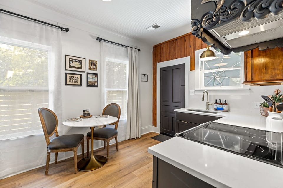 House, 1 Queen Bed, Patio, Garden View (206 W Pecan) | Private kitchen