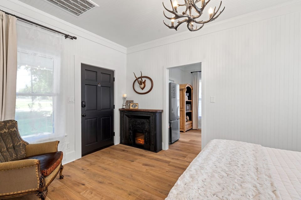 House, 1 Queen Bed, Patio, Garden View (206 W Pecan) | 1 bedroom, individually decorated, individually furnished, bed sheets
