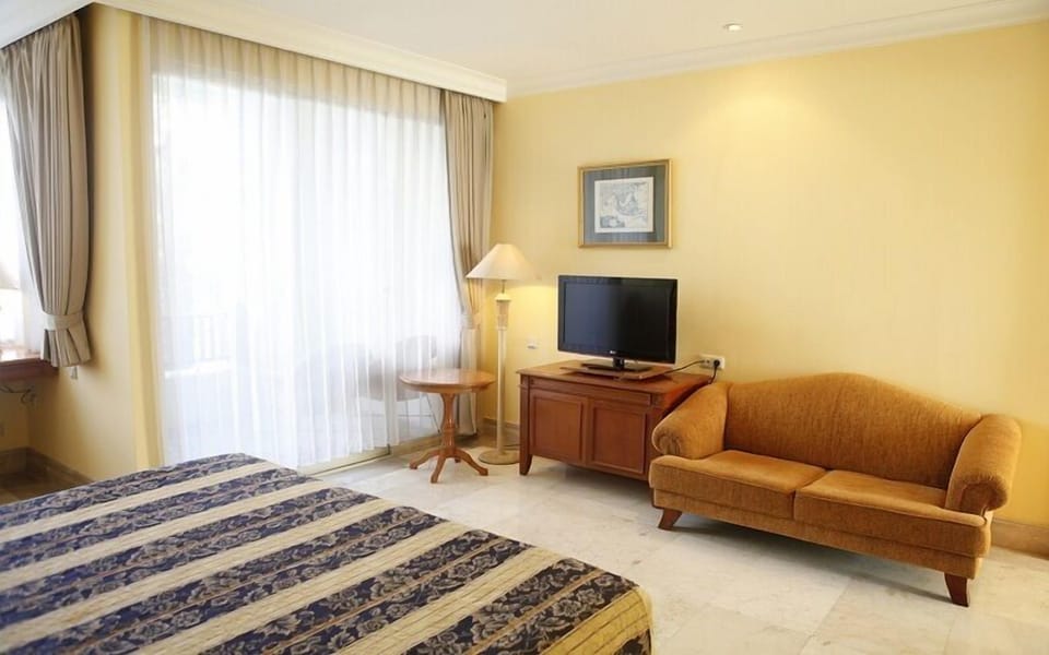 Junior Suite | Minibar, in-room safe, desk, blackout drapes