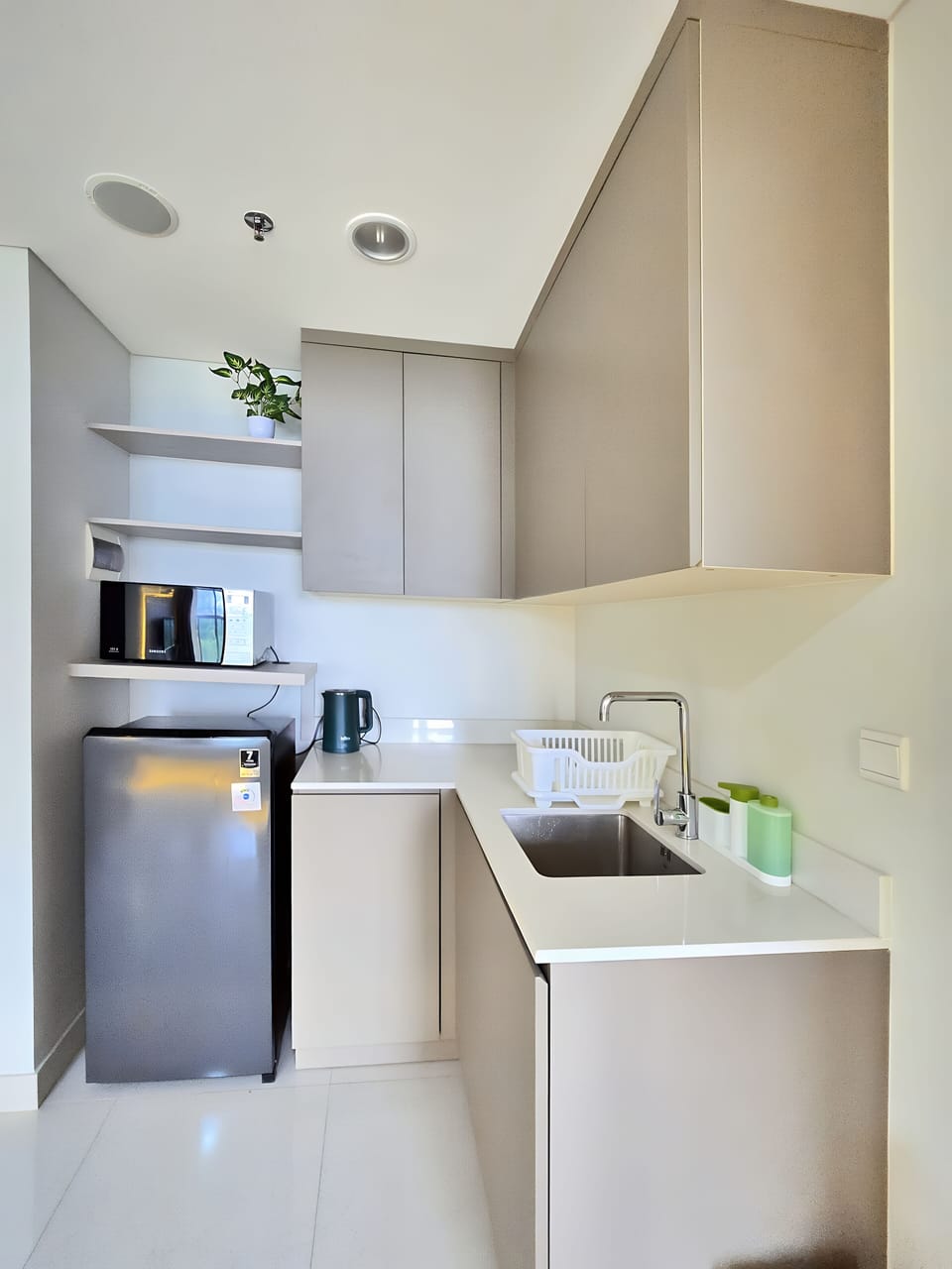 Apartment, 1 Bedroom, City View | Private kitchen | Fridge, microwave, stovetop, cookware/dishes/utensils