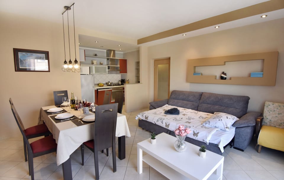 Apartment, 2 Bedrooms, Patio, Garden View | Living room
