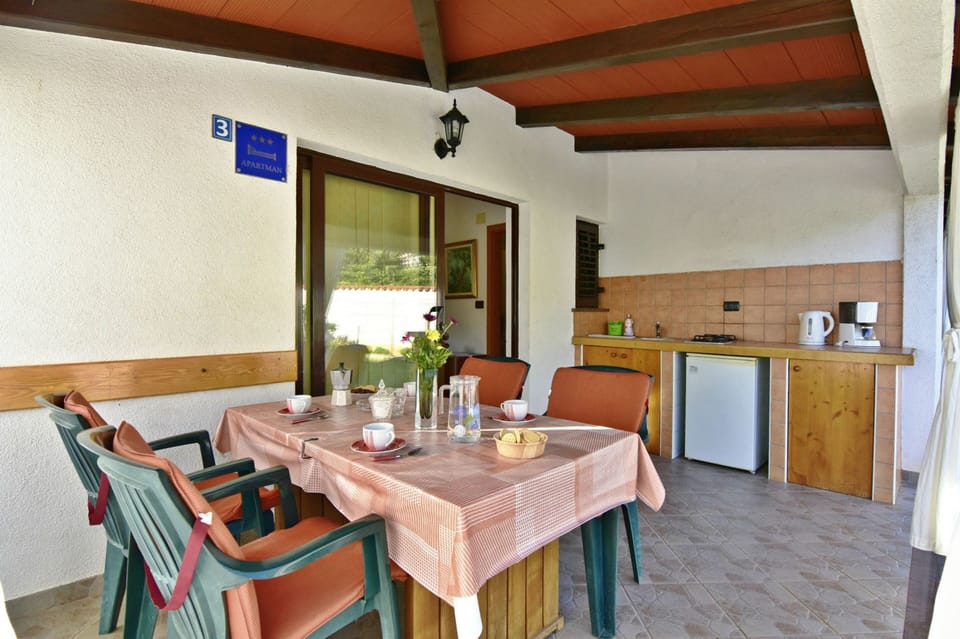 Apartment, 1 Bedroom, Patio, Garden View | Dining room
