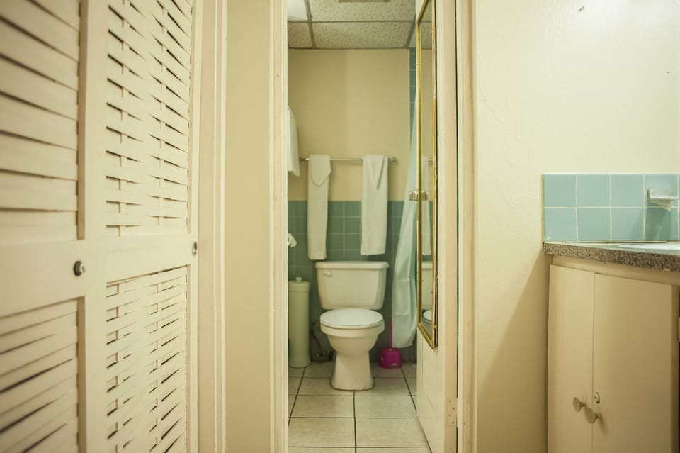 Standard Double Room, Kitchen | Bathroom | Combined shower/tub, towels