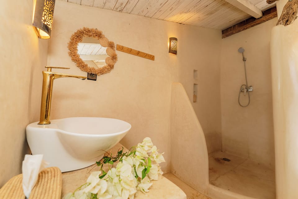 Classic Cabin, 1 Double Bed, Non Smoking, Garden View | Bathroom | Shower, free toiletries, hair dryer, towels
