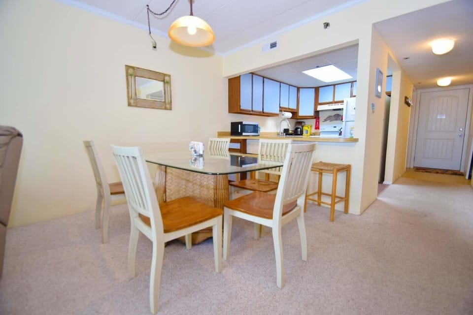 Condo, 2 Bedrooms | Dining
