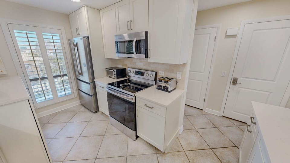 Condo, 3 Bedrooms | Private kitchen | Coffee/tea maker, fridge, oven, toaster