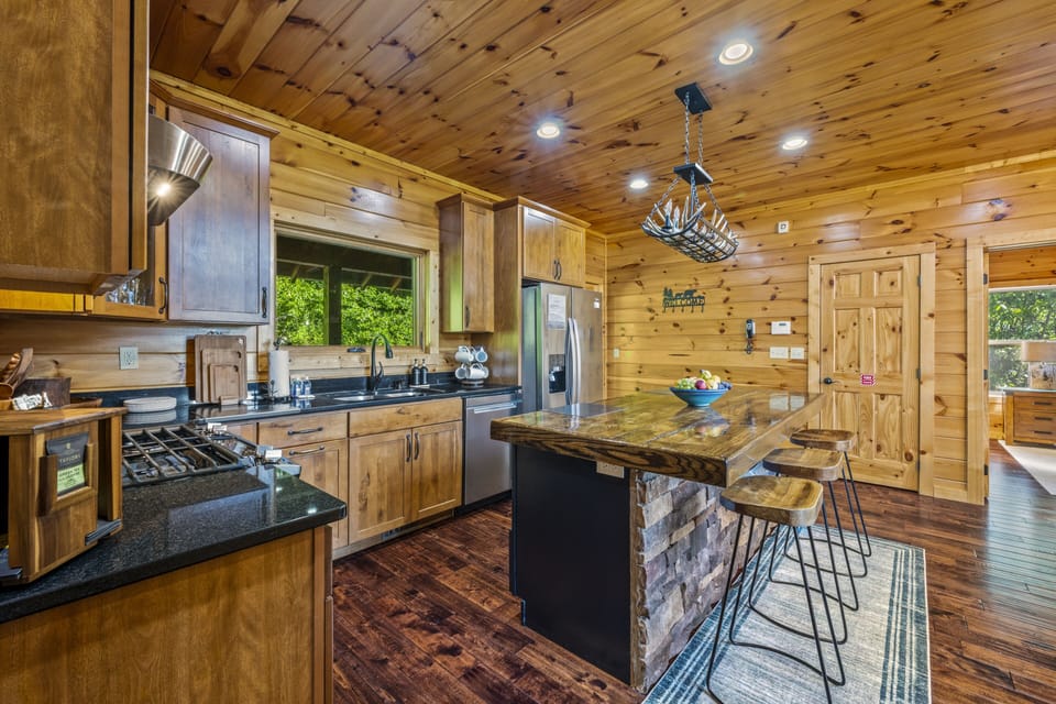 Cabin, 3 Bedrooms | Private kitchen | Coffee/tea maker, fridge, oven, toaster