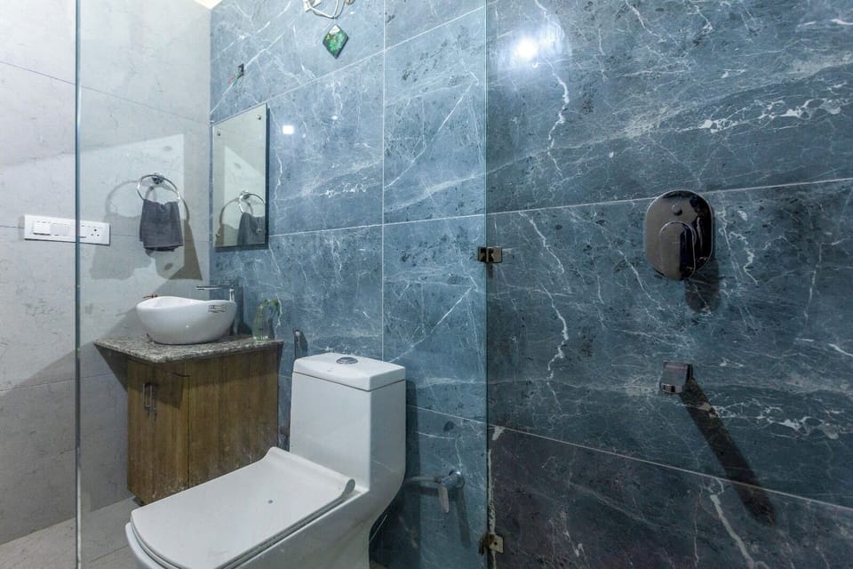 Superior Double Room, Lake View | Bathroom | Shower, towels, soap, shampoo