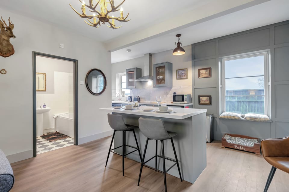 Cottage, 1 Bedroom, Non Smoking | Private kitchen | Oven, toaster, cleaning supplies, freezer