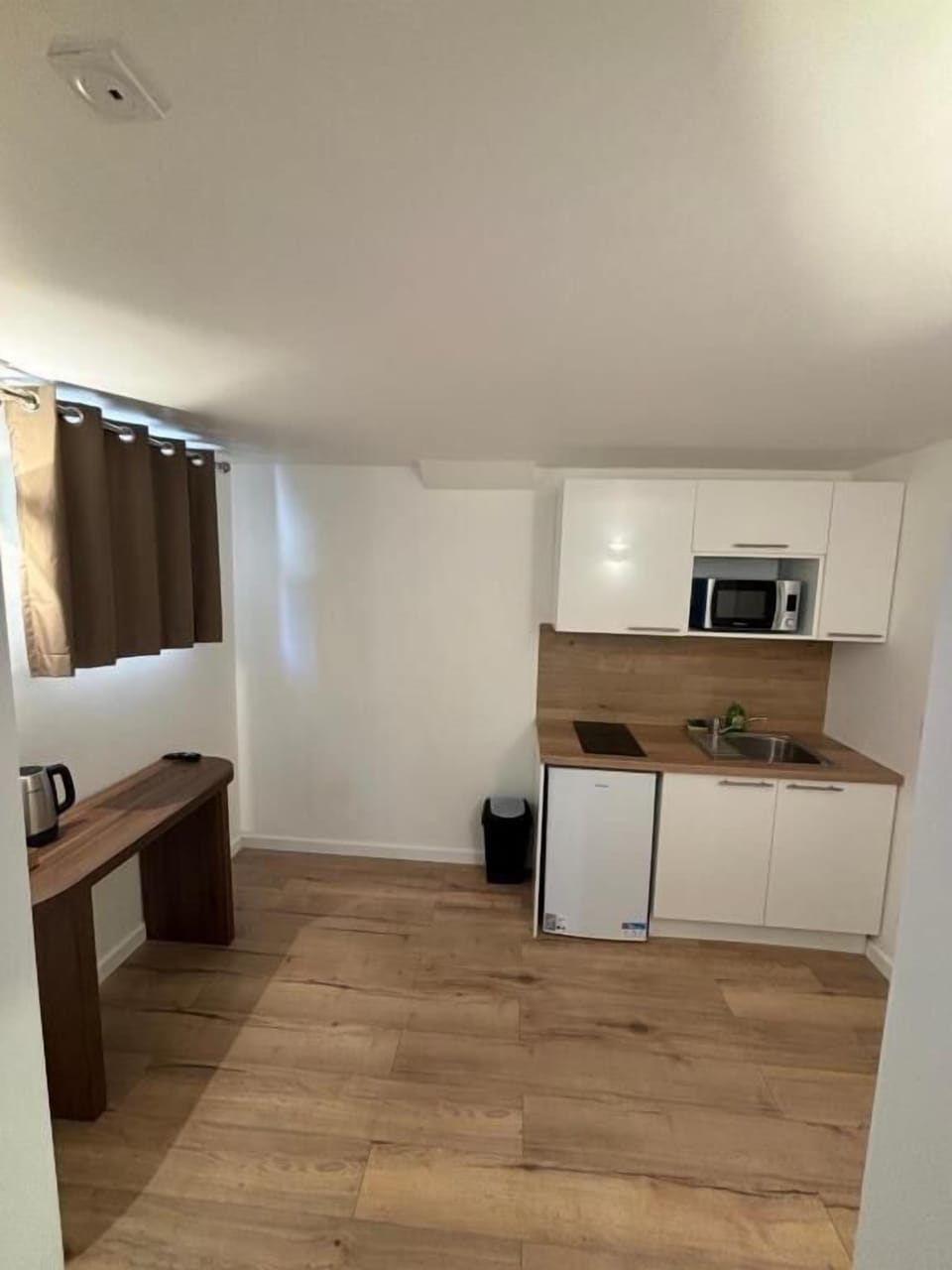 Desk, laptop workspace, free WiFi