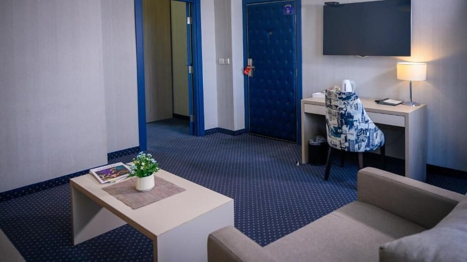 Suite, 1 Bedroom, City View | Living room