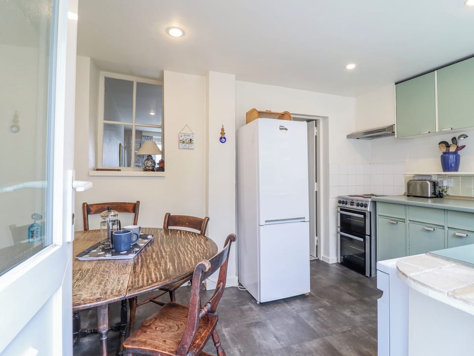 Cottage | Private kitchen | Dishwasher, cookware/dishes/utensils
