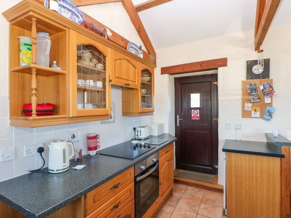 Fridge, microwave, dishwasher, cookware/dishes/utensils