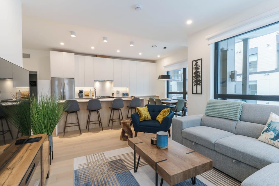 Deluxe Condo, Mountain View | Living area