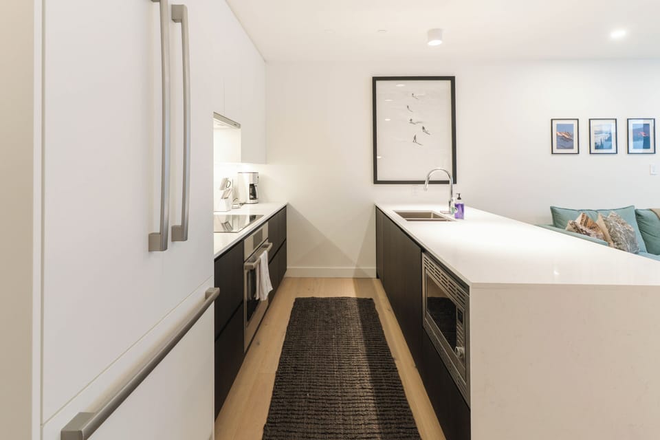 Design Condo, Mountain View | Private kitchen | Full-size fridge, microwave, oven, stovetop