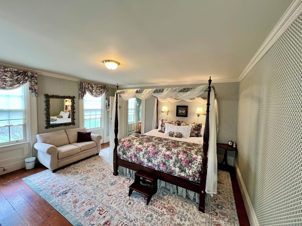 Deluxe Double Room, Partial Lake View | Individually decorated, individually furnished, free WiFi, bed sheets