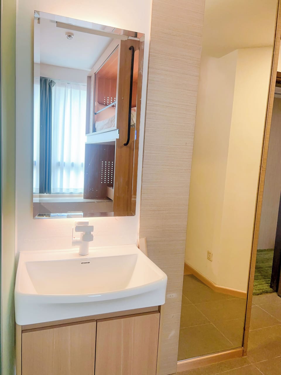 Shower, rainfall showerhead, free toiletries, hair dryer